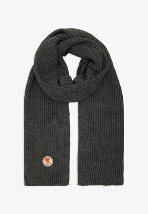 Sciarpa a costine grigia scura piegata con un'asola, che presenta una piccola toppa rotonda con un logo di un gallo rosso e il testo "Gallo 1921."