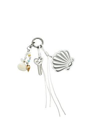 Keychain with a metal scallop shell, a heart-shaped key engraved "Mr & Mrs," and beads with small seashell charms on a white background.