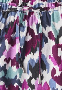 Farbige Kordelzugshorts mit einem lebhaften abstrakten Muster in Lila, Blau und Schwarz. Hergestellt aus leichtem Stoff mit silbernen Hardware-Akzenten.