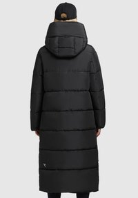 Schwarze gefütterte Jacke mit Kapuze, die eine lange, gerade Silhouette und gesteppten Abschnitte aufweist. Glatte Textur, minimale Markenkennzeichnung am Saum.