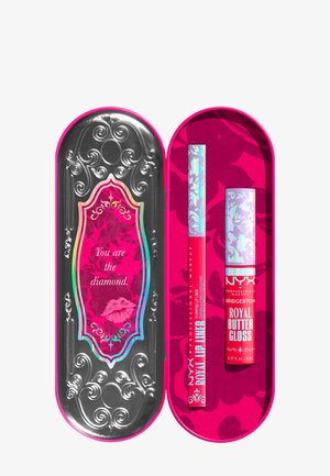 Rechthoekig metalen doosje in zilver met roze accenten, voorzien van een kleurrijk bloemmotief en twee lipproducten: een lipliner en een boterachtige gloss.