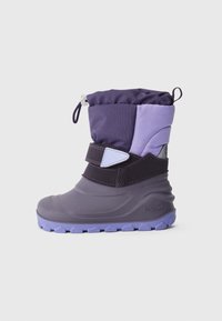 Paarse waterdichte laars met een zachte textielen bovenkant, rubberen zool, verstelbare bovenrand en klittenbandsluiting voor een stevige pasvorm. Textuur en duurzaam.