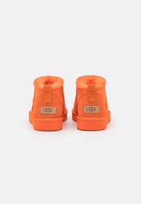 UGG CLASSIC ULTRA MINI - Botas de inverno - orange soda
