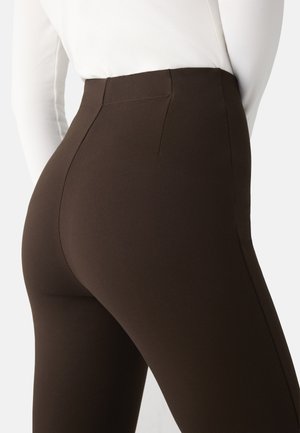 Ysabel Mora, LEGGINGS MOLDEADORES ACAMPANADOS CON ABERTURAS MARRÓN CHOCOLATE - Leggings - dark brown
