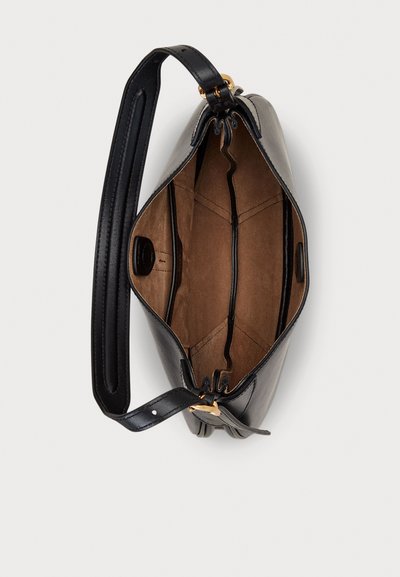 Mala de couro preta com interior espaçoso, apresentando dois compartimentos e textura suave. Acabamentos em tom dourado na alça.