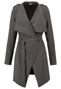 Manteau ceinturé gris foncé à manches longues avec larges revers et pattes d'épaule boutonnées, ouvert devant, longueur genou.