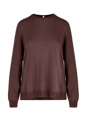 Brązowy sweter z długimi rękawami i okrągłym dekoltem, z prążkowanymi mankietami i dołem, wykonany z miękkiej dzianiny, prezentowany na białym tle.