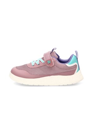 Zapatilla infantil color malva con detalles en turquesa y púrpura, suela blanca, tela de malla, cordones y una sola tira de velcro sobre un fondo blanco.