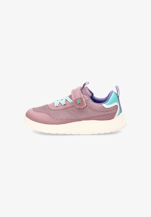 Zapatilla infantil color malva con detalles en turquesa y púrpura, suela blanca, tela de malla, cordones y una sola tira de velcro sobre un fondo blanco.