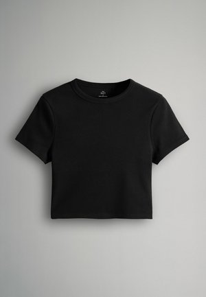 Schwarzes, kurzes T-Shirt aus geripptem Stoff; verfügt über kurze Ärmel und einen Rundkragen; präsentiert vor einem hellgrauen Hintergrund.
