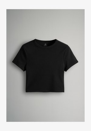 Juodas trumpas marškinėliai, pagaminti iš įribuoto audinio; turi trumpas rankoves ir apvalią iškirptę; eksponuojami šviesiai pilko fono.