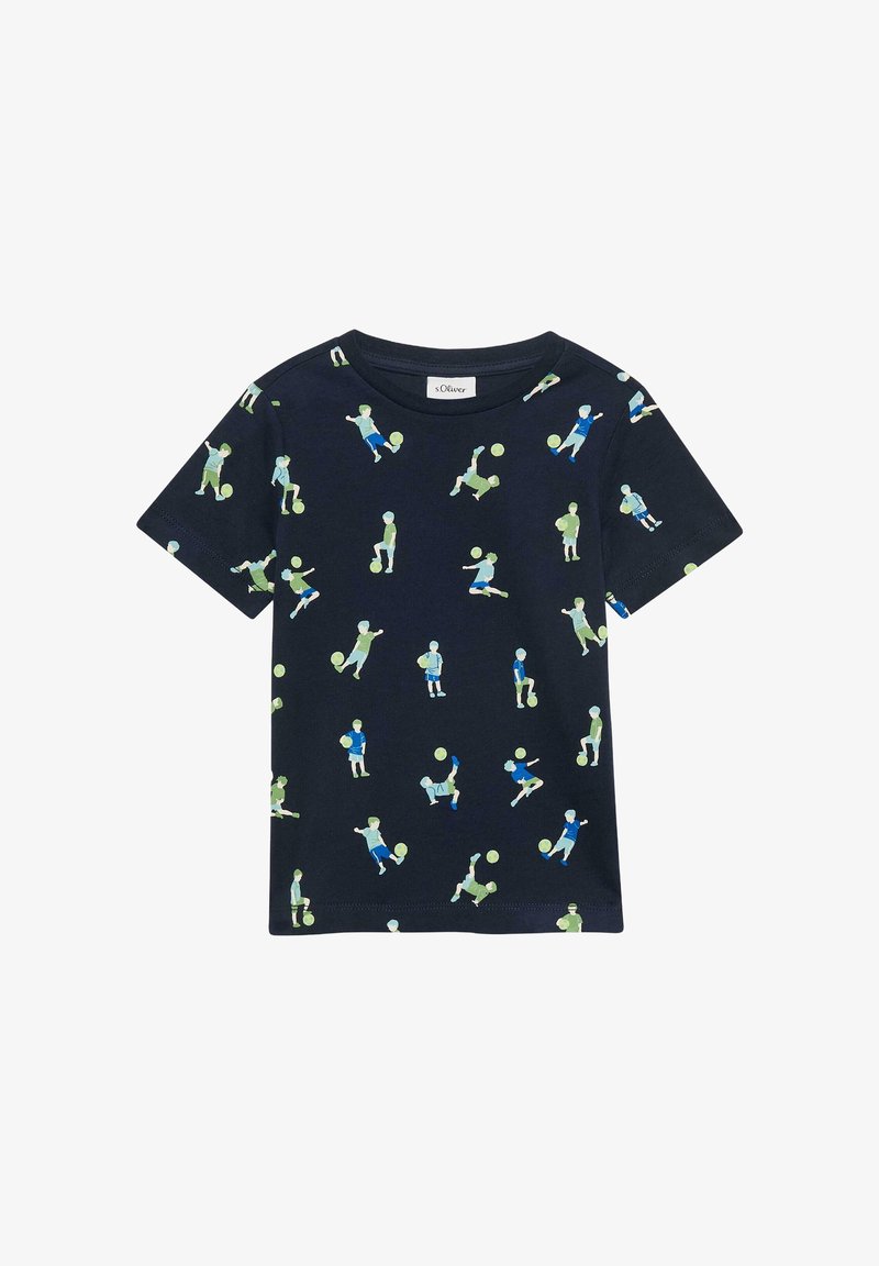 Chemise bleu marine à manches courtes avec un motif répété d'enfants jouant au football en tenues vertes et bleues avec des ballons jaunes.