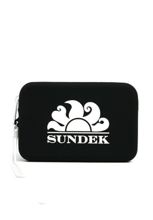 Borsa nera con zip realizzata in materiale liscio, con logo del sole bianco e testo "SUNDEK". Bordo arrotondato e design resistente.