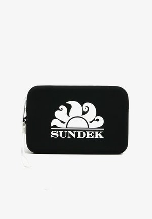 Borsa nera con zip realizzata in materiale liscio, con logo del sole bianco e testo "SUNDEK". Bordo arrotondato e design resistente.