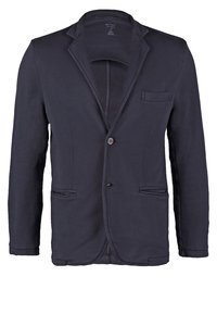 Blazer bleu marine foncé à simple boutonnage avec revers crantés, deux poches à rabat à l'avant et une poche poitrine, boutonné au centre.