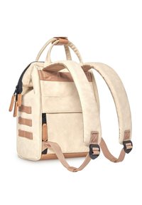 Beige Rucksack mit strukturiertem Außenmaterial, ausgestattet mit Lederelementen, verstellbaren, gepolsterten Trägern und zwei Reißverschlusstaschen zur Aufbewahrung.