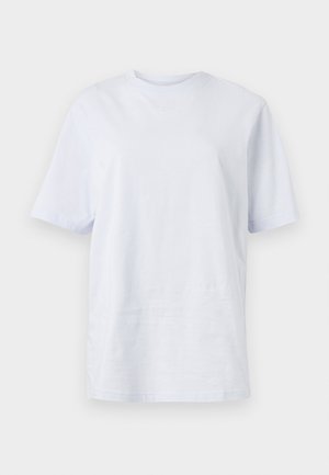 T-shirt en coton blanc à manches courtes, col rond et avec un petit logo placé près du col. Texture douce, coupe décontractée.