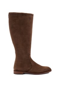 Bota de ante marrón hasta la rodilla con punta redonda, textura suave, cremallera lateral y un bajo tacón de madera que presenta líneas limpias y una silueta ajustada.