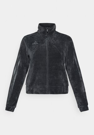 Crna flis jakna s visokim ovratnikom, zatvaranjem na zip i bočnim trakama. Ima teksturiranu tkaninu i Adidas logo na gornjem lijevom dijelu.