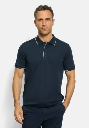 Navyblaues Poloshirt mit einer Zwei-Knopf-Leiste, weißen Akzentstreifen am Kragen und an den Ärmeln, kurzen Ärmeln und einer glatten Textur.