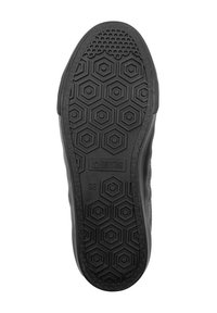 Czarna podeszwa buta z geometrycznym, heksagonalnym wzorem, wykonana z gumy, z wytłoczonym logo i szczegółami rozmiaru na boku, zapewniająca przyczepność i trakcję.