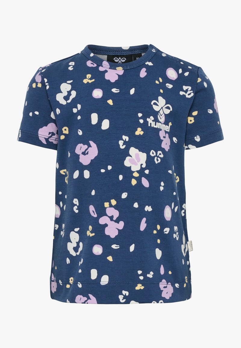 Kurzarm-T-Shirt aus blauer Baumwolle mit einem mehrfarbigen Blumenmuster in Pink, Weiß und Gelb, sowie einem kleinen Logo auf der Brust.