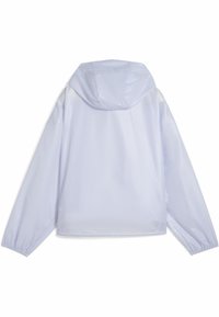 Veste légère et translucide de couleur bleu pâle, dotée d'une capuche, de manches longues, de poignets élastiques et d'une texture lisse et brillante.