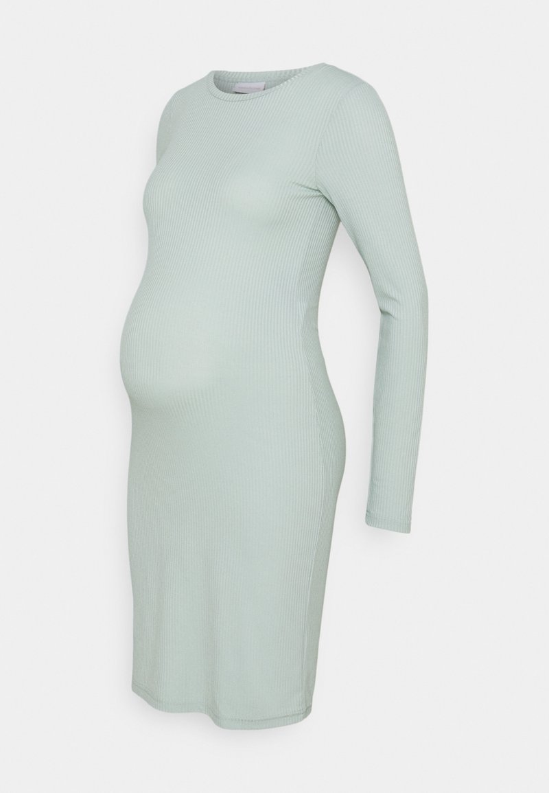 Långärmad gravidklänning i ljusgrön ribbad tyg. Åtsittande design, knälång, rund halsringning, mjukt material med lätt stretch.