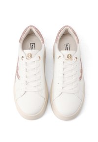 Sneakers bianchi con finitura in pelle liscia, caratterizzati da dettagli di glitter rosa sul tallone e un logo dorato sul lato. Design classico con lacci.