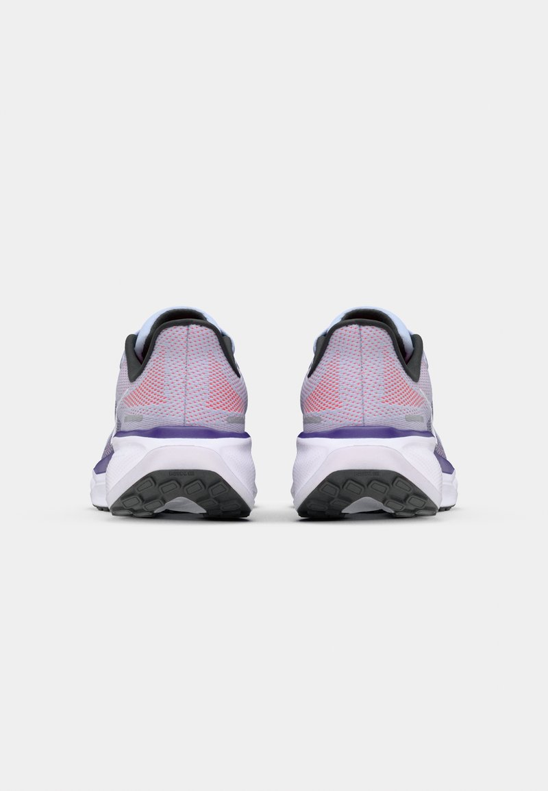 Zapatillas de correr con una parte superior de malla ligera y transpirable en púrpura claro, talón negro en contraste y suela blanca con tracción de goma texturizada.