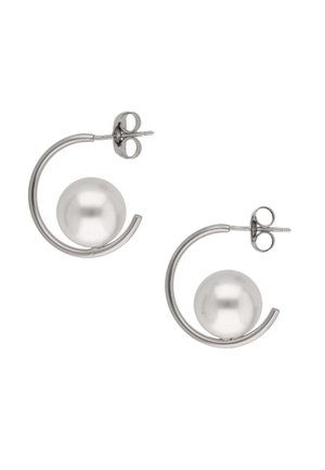 Srebrne kolczyki-koła, każdy z pojedynczą dużą białą perłą umieszczoną wewnątrz otwartego koła, blisko zapięcia na sztyft.