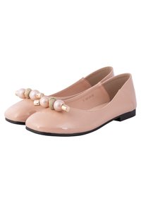 Ballerines nudes brillantes avec un bout rond, ornées de trois balles décoratives et d'un accent texturé doré à l'avant. Semelle noire.