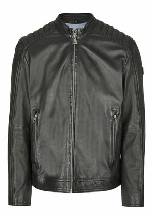 Črna usnjena jakna z dvignjenim ovratnikom, sprednjim zadrgo, dvema stranskima žepoma z zadrgo in prešito podrobnostjo na ramenih. Gladka tekstura.