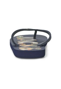 Ciabatta blu navy con un marchio colorato stampato sulla suola testurizzata, vista frontale.
