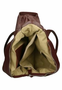 Burgundská kožená kabelka s měkkým, texturovaným vnějším povrchem a béžovou textilní podšívkou; obsahuje více přihrádek a uzavření na zip.