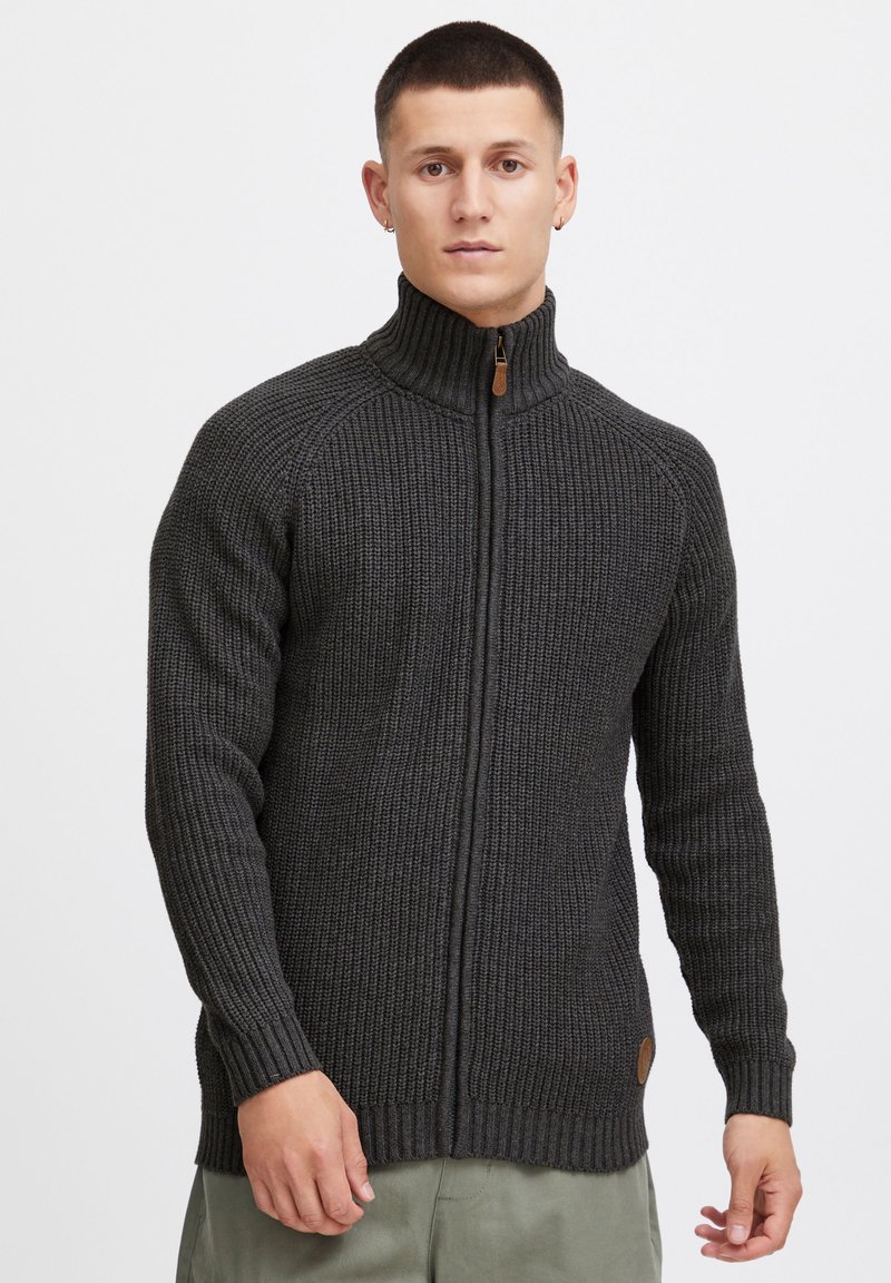Maglione zip-up a coste, grigio carbone, con colletto alto, zip a contrasto e dettaglio in pelle sull'orlo.