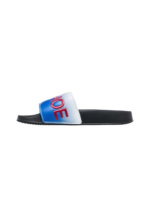 Slidesandal med sort bund, blå gradientrem med rød "SHOE" tekst, lavet af glat syntetisk materiale. Flad sål med struktureret mønster.