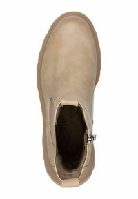Bottine beige avec une texture en cuir lisse, des côtés élastiques et une languette. Elle dispose d'une épaisse semelle en caoutchouc tan contrastant.