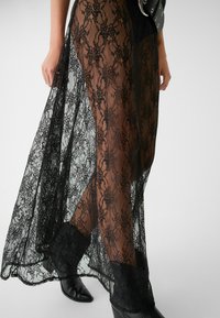 Stradivarius LAYERED - Maxisukňa - black