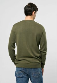 Pulover tricotat de culoare verde măsliniu, cu mâneci lungi și decolteu rotund, având un model texturat și manșete și tiv ribbate.
