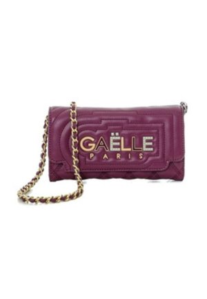 Borsa a tracolla in pelle trapuntata viola con tracolla in catena dorata e logo "GAËLLE PARIS" in oro e argento sulla pattina anteriore.