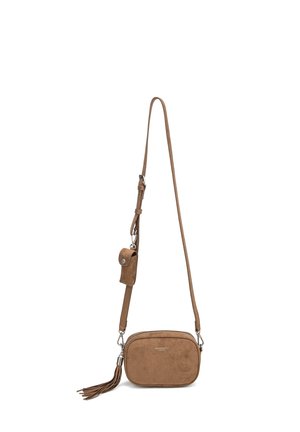 Kleine braune Wildleder-Umhängetasche mit verstellbarem Riemen, Reißverschluss, Logo auf der Vorderseite, Quasten-Detail und angebrachtem, kleinem Beutel mit Druckknopf.