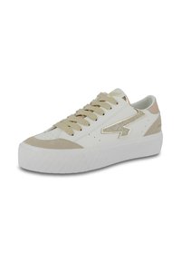 Sneaker blanche avec des accents dorés, en suède beige clair texturé au niveau des orteils et du talon, et une épaisse semelle en caoutchouc blanc. Détail en paillettes dorées sur le côté.