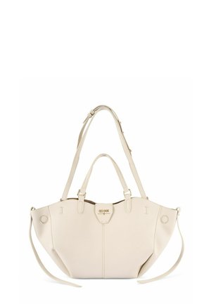 Beżowa skórzana torebka na ramię z podwójnymi uchwytami, regulowanym paskiem na ramię oraz złotym zapięciem, na białym tle.