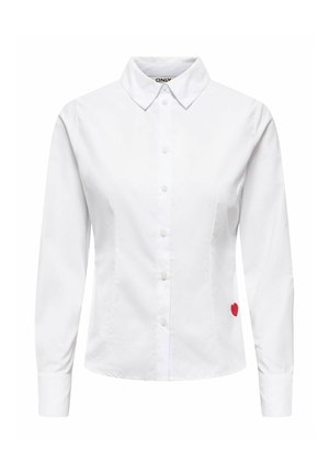 Camicia bianca a maniche lunghe con colletto, taglio slim e piccolo dettaglio a forma di cuore rosso sul lato inferiore.