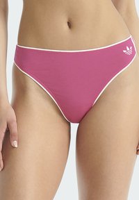 Roze katoenen bikinibroekje met witte bies, met een klein wit adidas-logo aan de linkerkant. Soepele textuur, low-rise ontwerp.