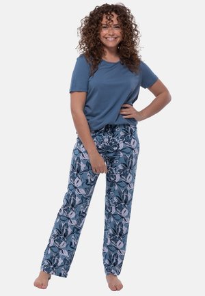 Blaue Baumwoll-T-Shirt kombiniert mit Lounge-Hosen im floralen Muster, die Schattierungen von Blau und Weiß aufweisen, mit einem elastischen Bund.