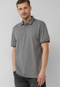 Graues Polohemd aus Baumwollmischung, mit einer Knopfleiste mit zwei Knöpfen, kurzen Ärmeln mit schwarzen Akzenten und einem kleinen Logo auf der Brust.