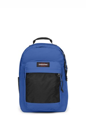 Sac à dos Eastpak bleu avec poche frontale en mesh noir, poignée supérieure et tirettes de fermeture éclair sur fond blanc.