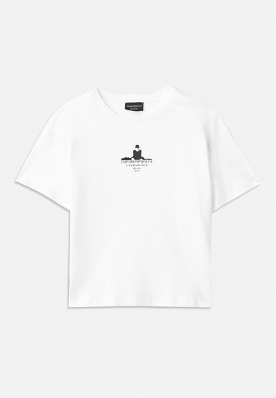 Λευκό βαμβακερό T-shirt με άνετη εφαρμογή, διαθέτει μαύρη γραφική εκτύπωση στο κέντρο που περιλαμβάνει κείμενο και σχέδιο σιλουέτας.